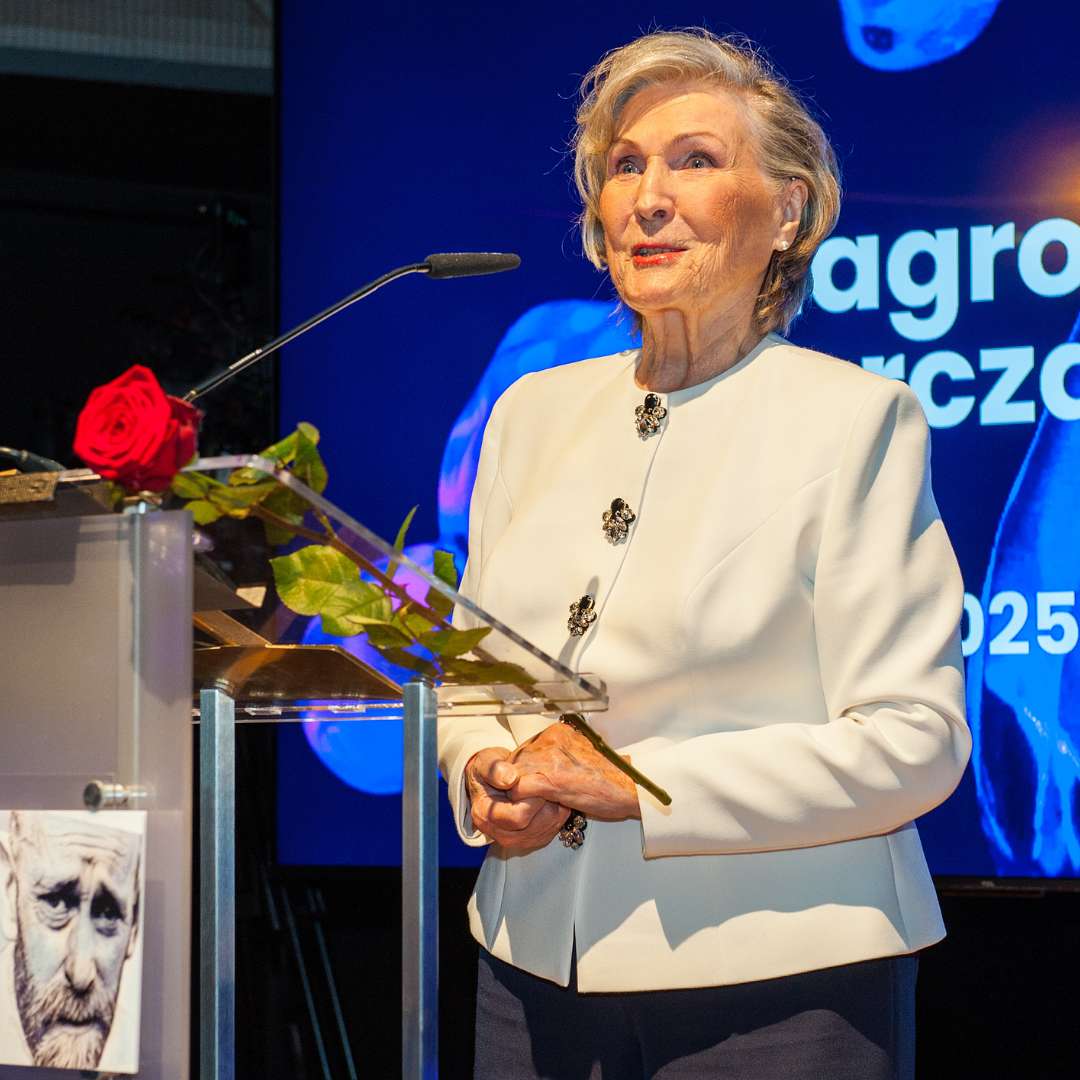 Justyna Suchecka odebrała nagrodę Korczaka za rzetelne i empatyczne dziennikarstwo społeczne na najwyższym poziomie.